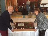 Monika bäckt die 22 Kilo schwere Jubiläumstorte. 140 Portionen! Hmmmmm....